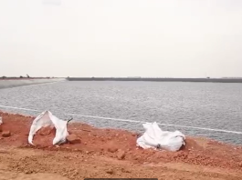 Le Ministre national des Mines, Louis Watum Kabamba, sur le terrain après un débordement d’effluents industriels de la société CDM .Constat alarmant : le bassin de rejet ne répond à aucun standard international.Résultat : suspension immédiate des activités du site pour une durée de trois mois et mesures fermes pour protéger la population et l’environnement