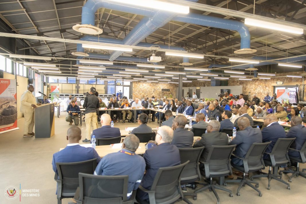La première réunion du cadre de concertation entre le Ministère des Mines et les responsables des entreprises minières. La première réunion du cadre de concertation entre le Ministère des Mines et les responsables des entreprises minières.