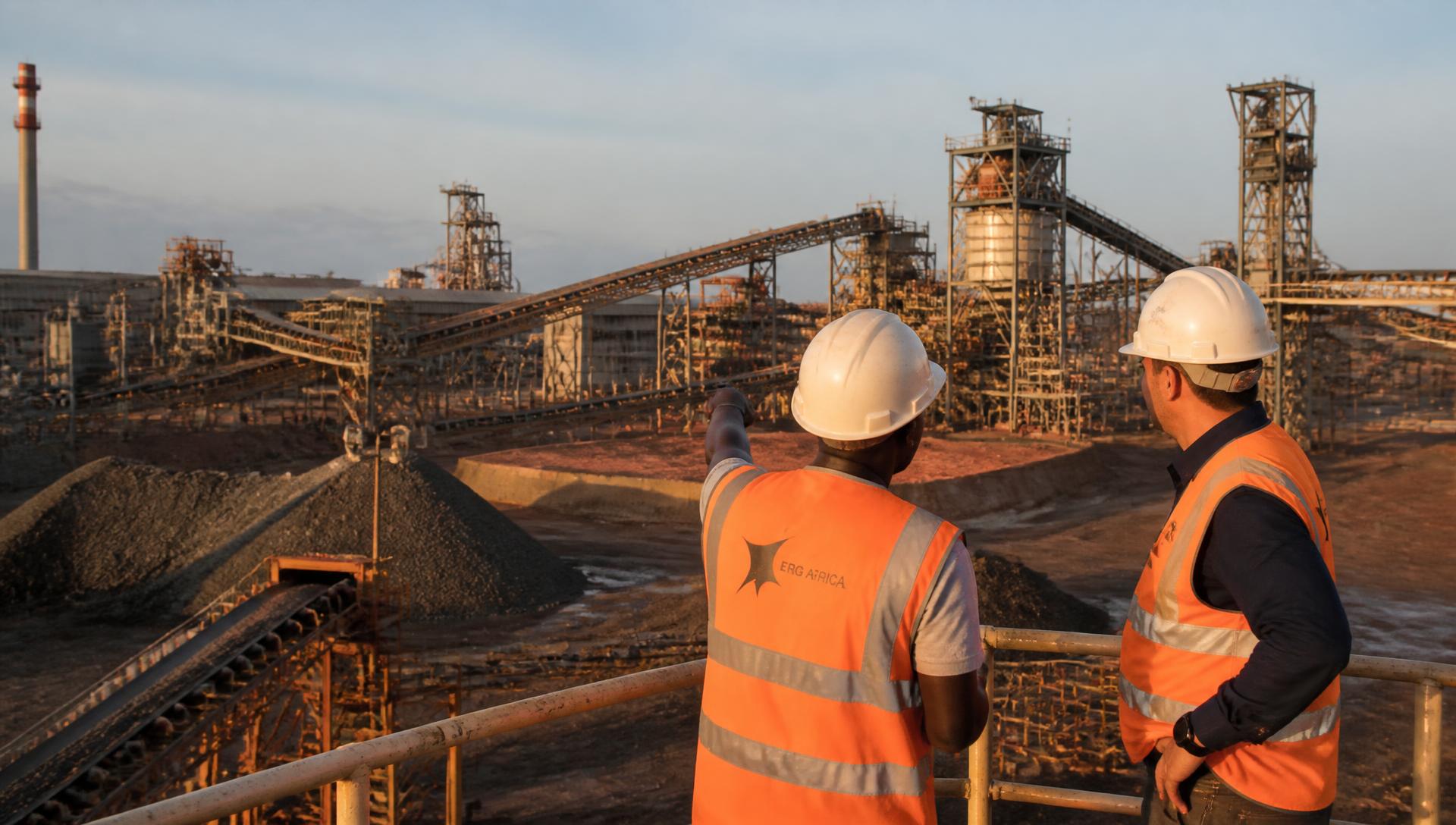 Ingénieurs supervisant une usine de traitement minier depuis une salle de contrôle